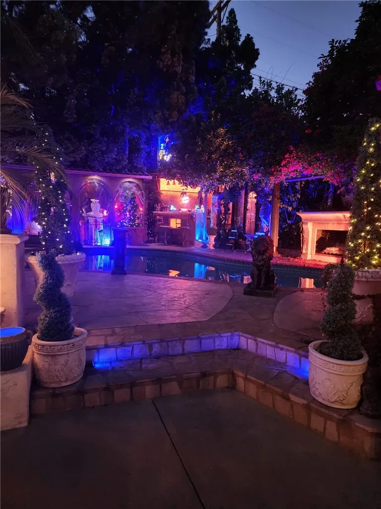 17419 Cohasset Lake Balboa, CA 91406