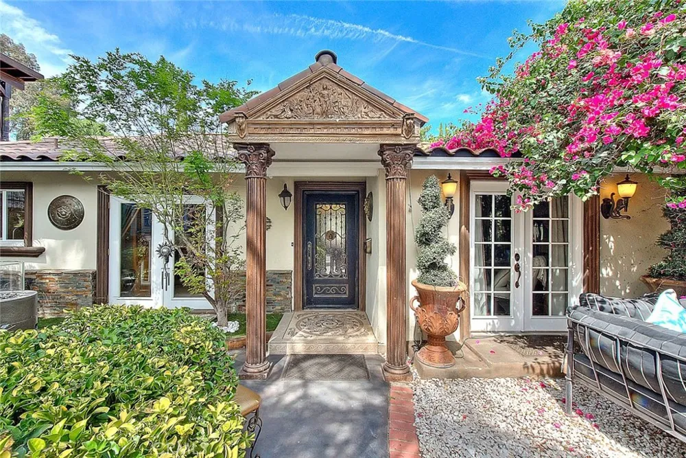 17419 Cohasset Lake Balboa, CA 91406