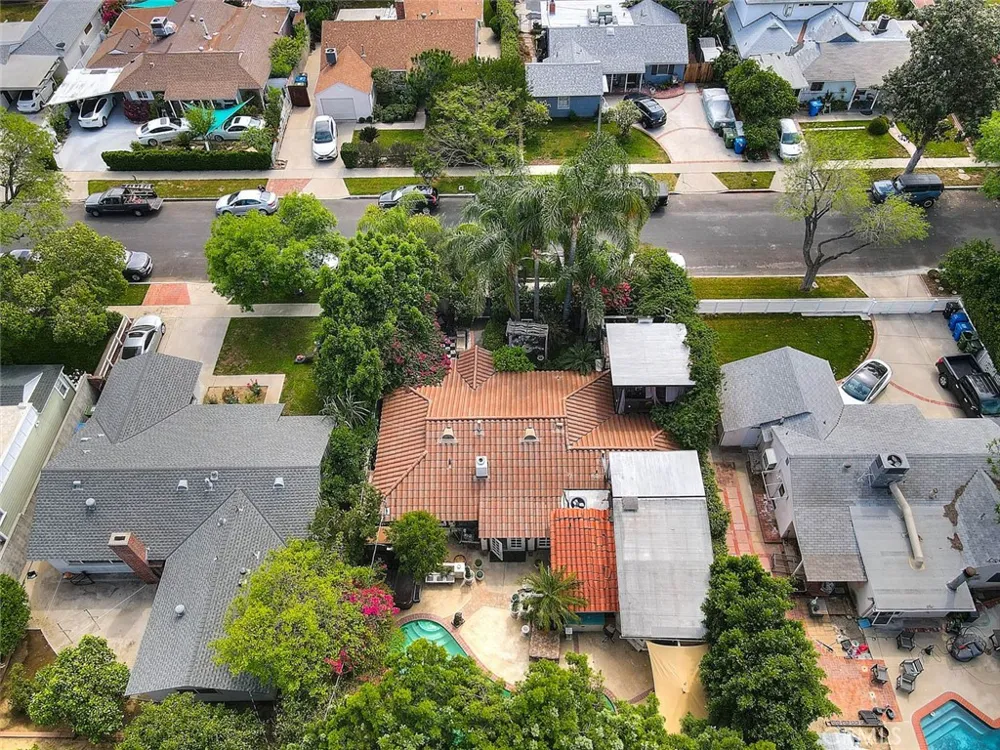 17419 Cohasset Lake Balboa, CA 91406