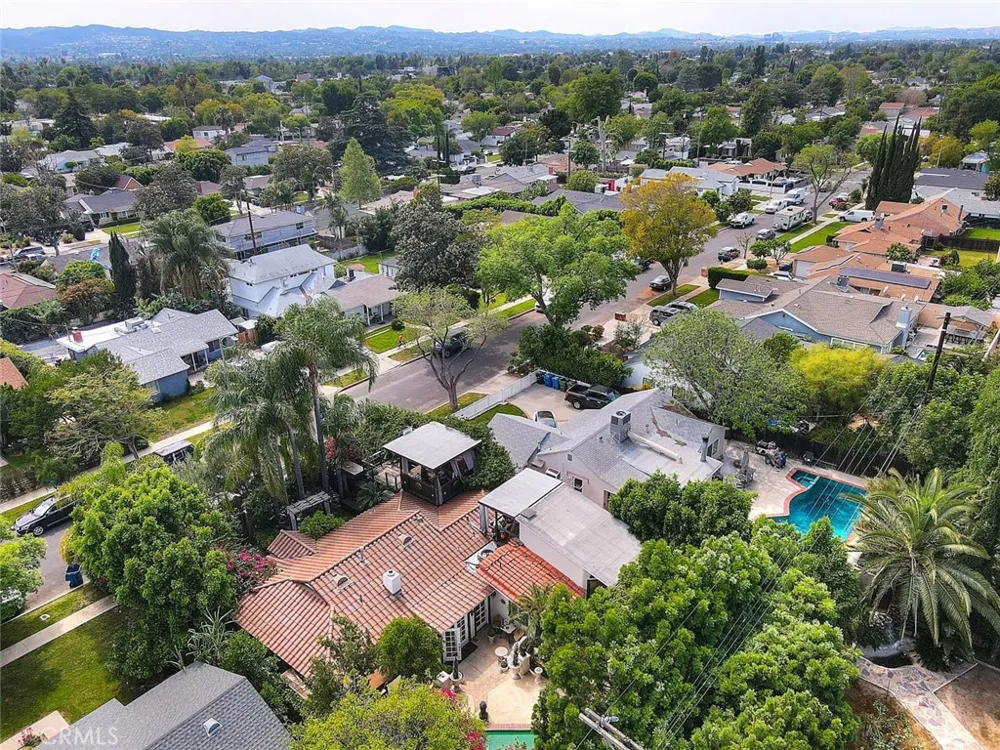 17419 Cohasset Lake Balboa, CA 91406