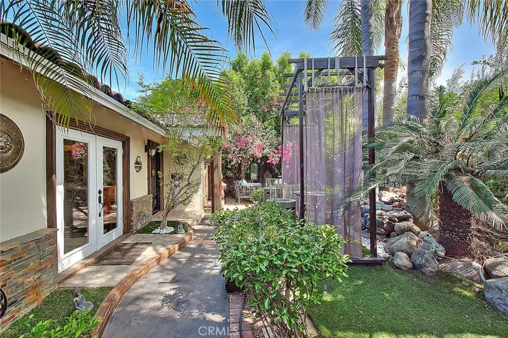 17419 Cohasset Lake Balboa, CA 91406