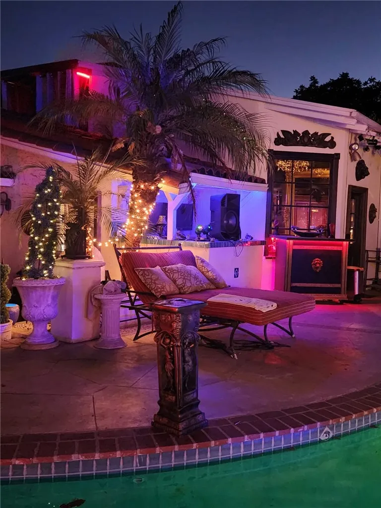 17419 Cohasset Lake Balboa, CA 91406