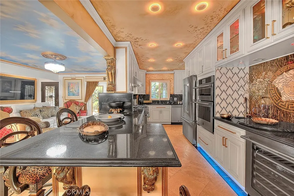 17419 Cohasset Lake Balboa, CA 91406