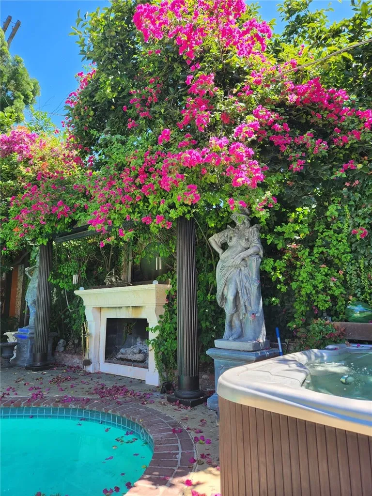 17419 Cohasset Lake Balboa, CA 91406