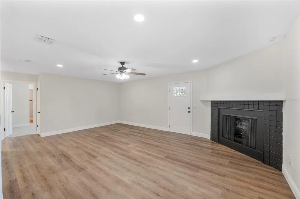 1215 EL CAMINO ROAD Lakeland, FL 33805