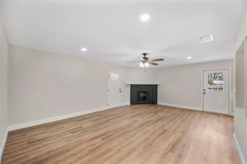 1215 EL CAMINO ROAD Lakeland, FL 33805