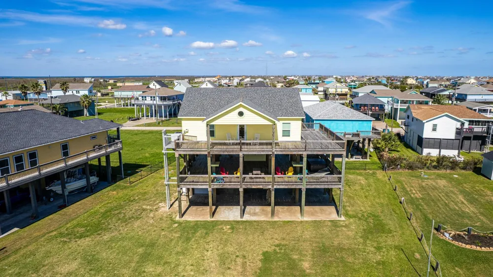 920 Palmview Crystal Beach, TX 77650