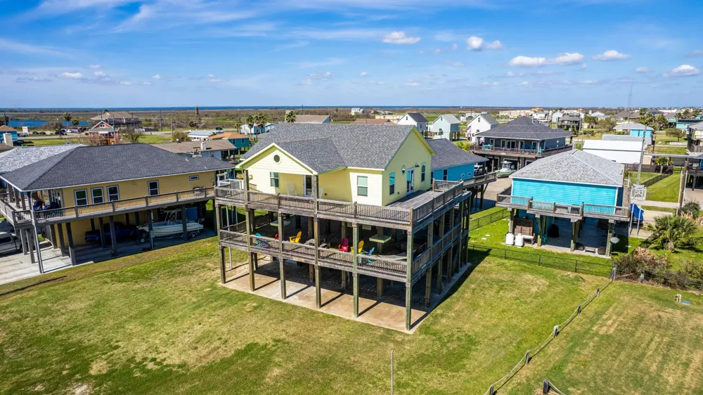 920 Palmview Crystal Beach, TX 77650