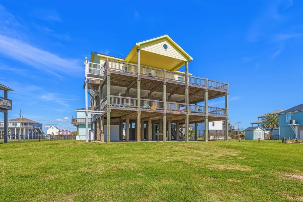920 Palmview Crystal Beach, TX 77650