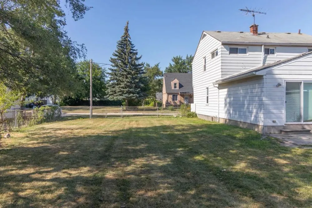 7052 Cadillac Avenue Warren, MI 48091