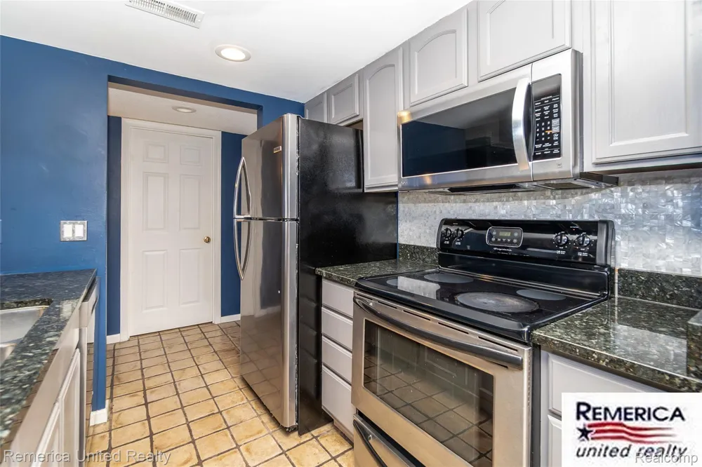 3553 Port Cove Drive #36 Waterford Charter Township, MI 48328