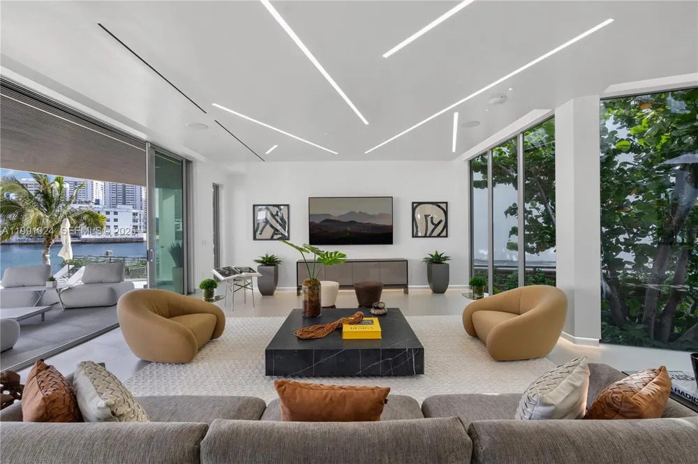 501 Palm Dr Hallandale Beach, FL 33009