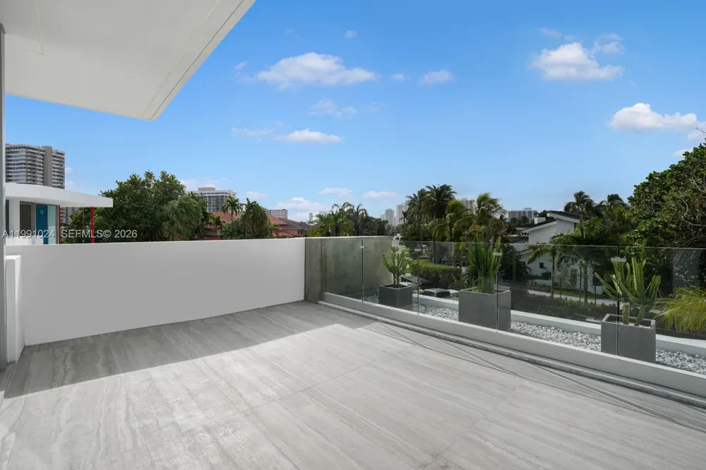 501 Palm Dr Hallandale Beach, FL 33009