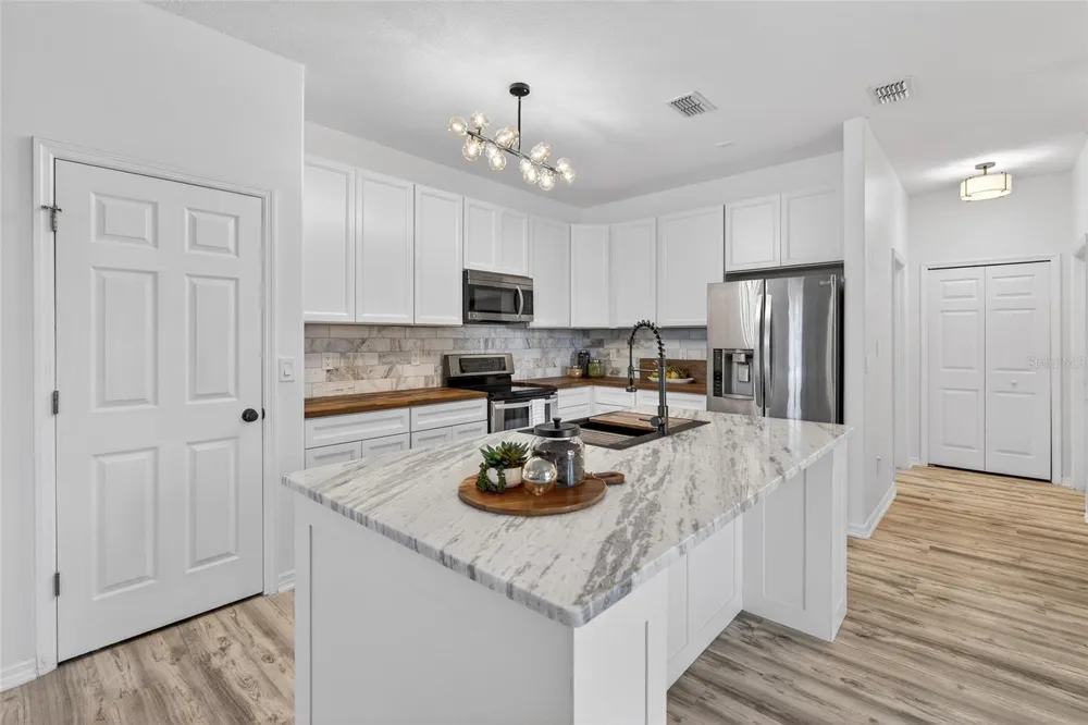 1305 WINDY BLUFF DRIVE Minneola, FL 34715