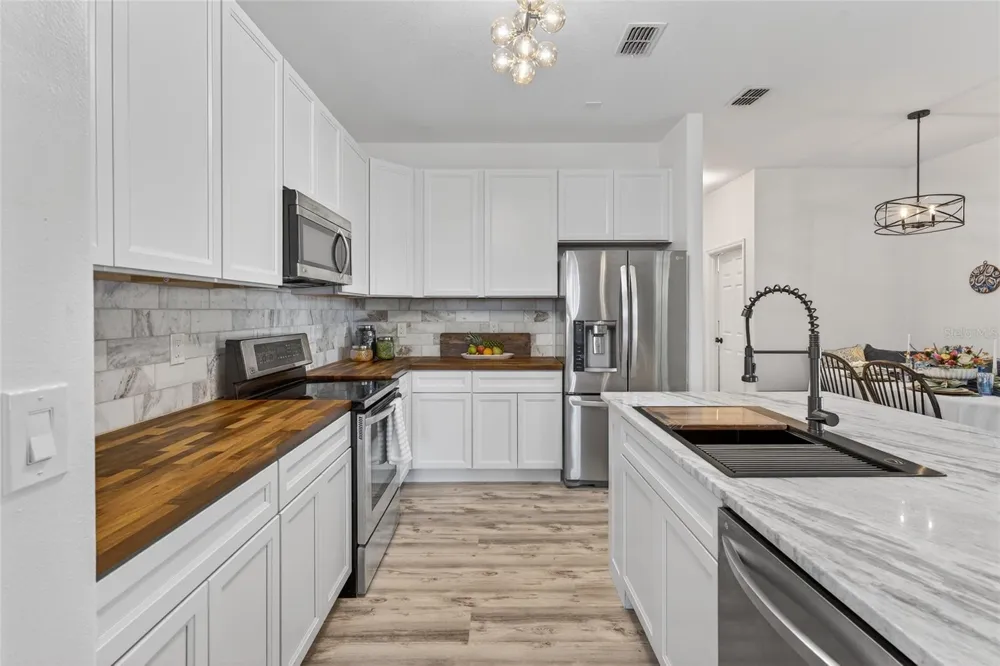1305 WINDY BLUFF DRIVE Minneola, FL 34715