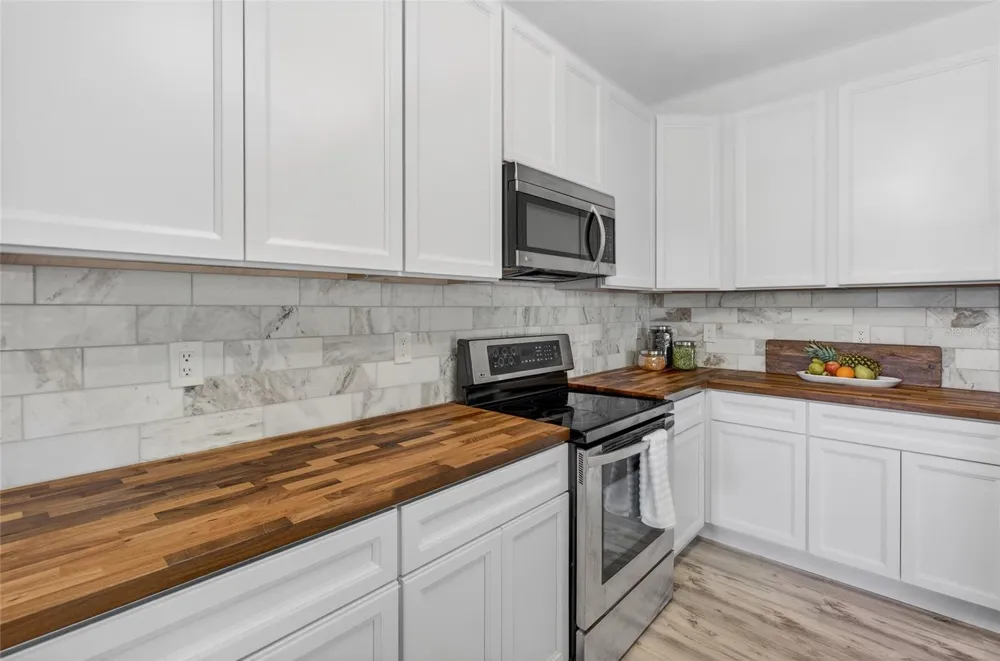 1305 WINDY BLUFF DRIVE Minneola, FL 34715