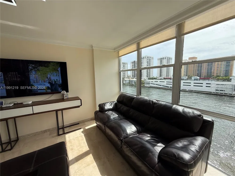 1000 Parkview Dr #720 Hallandale Beach, FL 33009