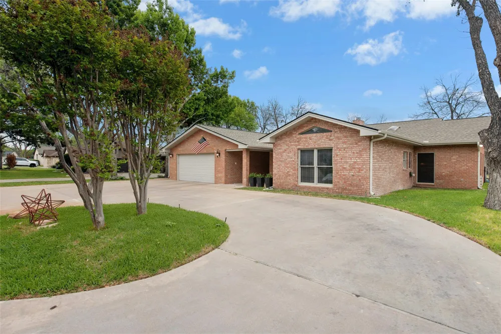 407 Olympia Fields Street Meadowlakes, TX 78654