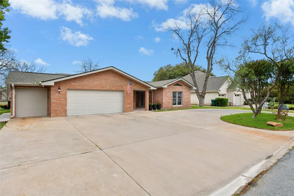 407 Olympia Fields Street Meadowlakes, TX 78654