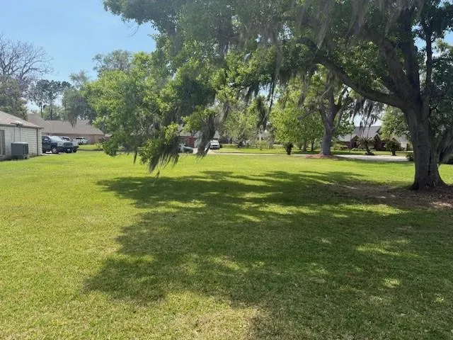 2225 Riverside Drive West Columbia, TX 77486