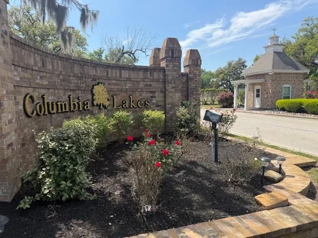 2225 Riverside Drive West Columbia, TX 77486