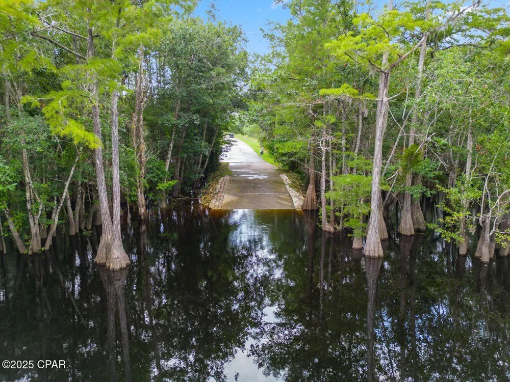 1718 SE Davis Peacock Road Kinard, FL 32449