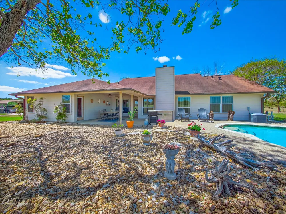 1281 Private Road 7037 Lexington, TX 78947