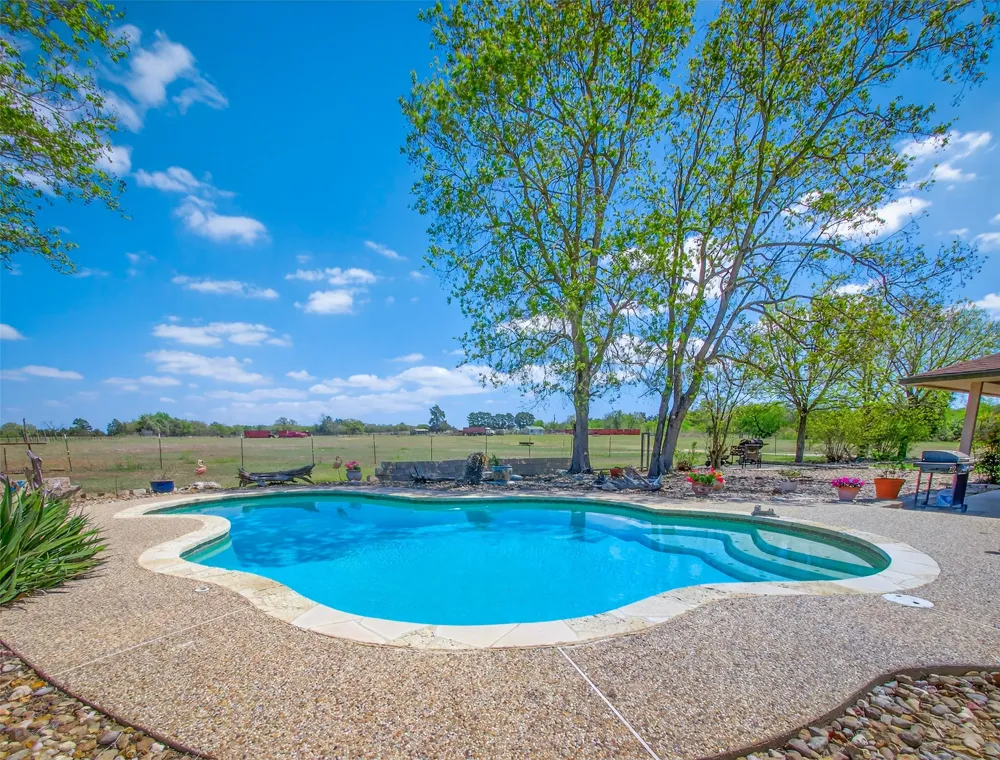 1281 Private Road 7037 Lexington, TX 78947