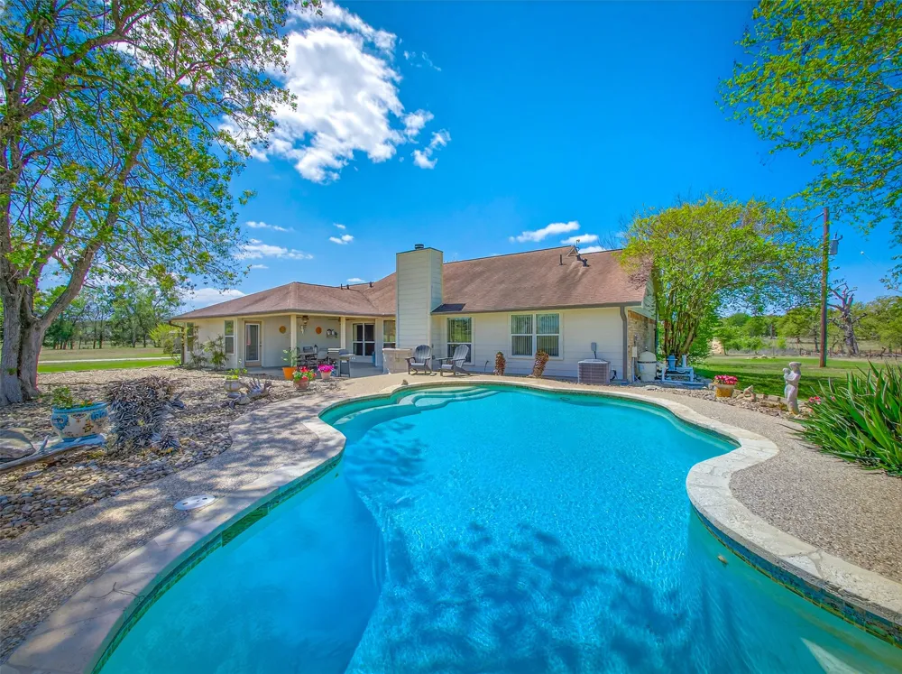 1281 Private Road 7037 Lexington, TX 78947