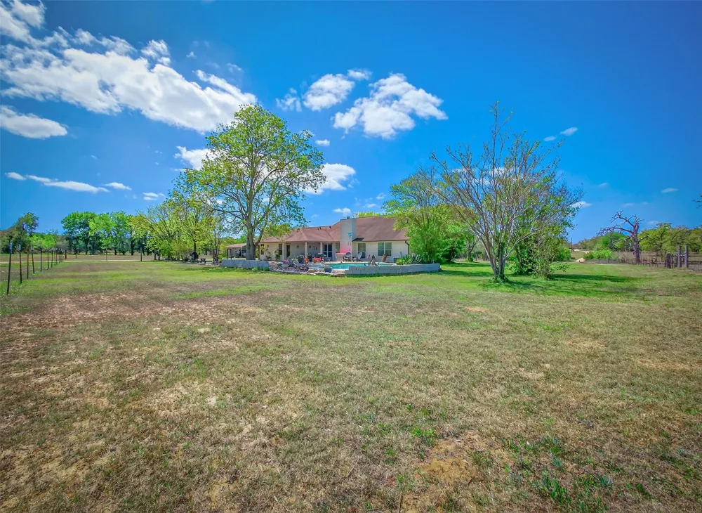 1281 Private Road 7037 Lexington, TX 78947