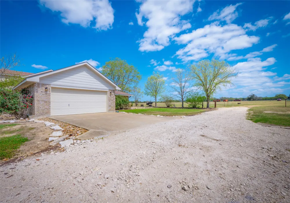 1281 Private Road 7037 Lexington, TX 78947