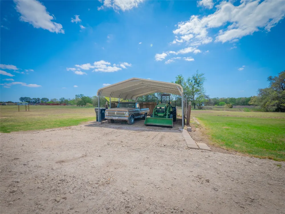 1281 Private Road 7037 Lexington, TX 78947