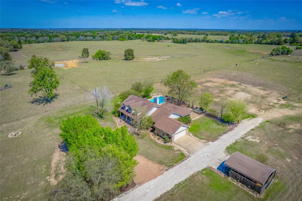 1281 Private Road 7037 Lexington, TX 78947