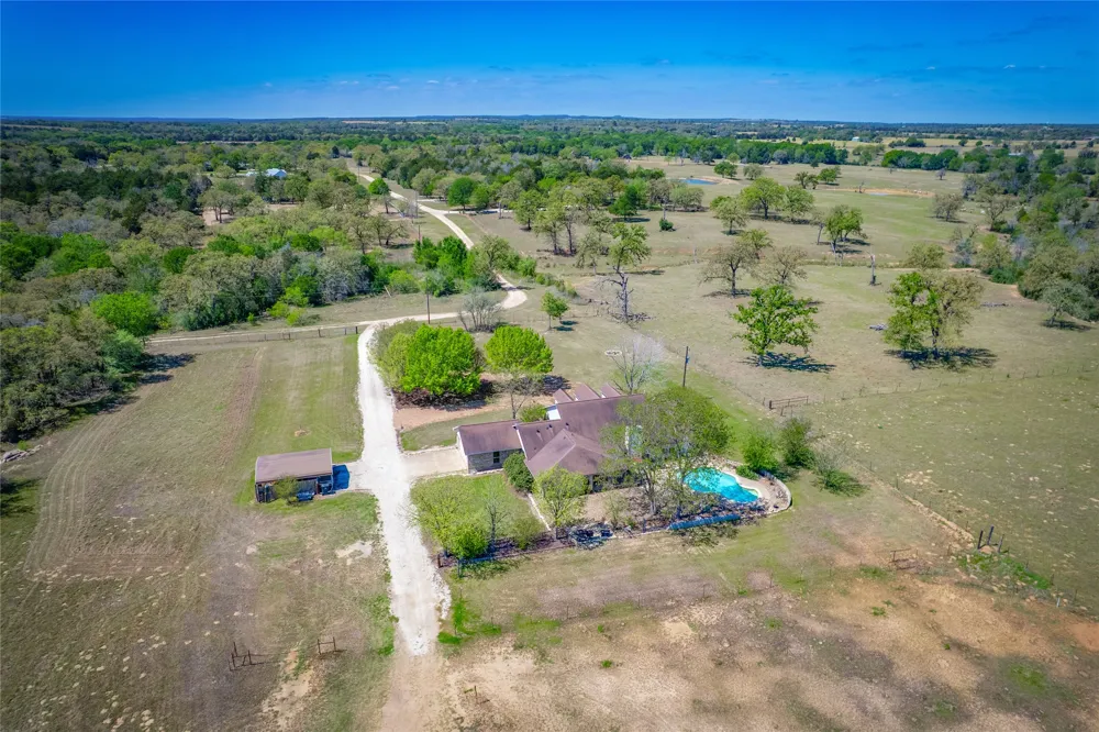 1281 Private Road 7037 Lexington, TX 78947