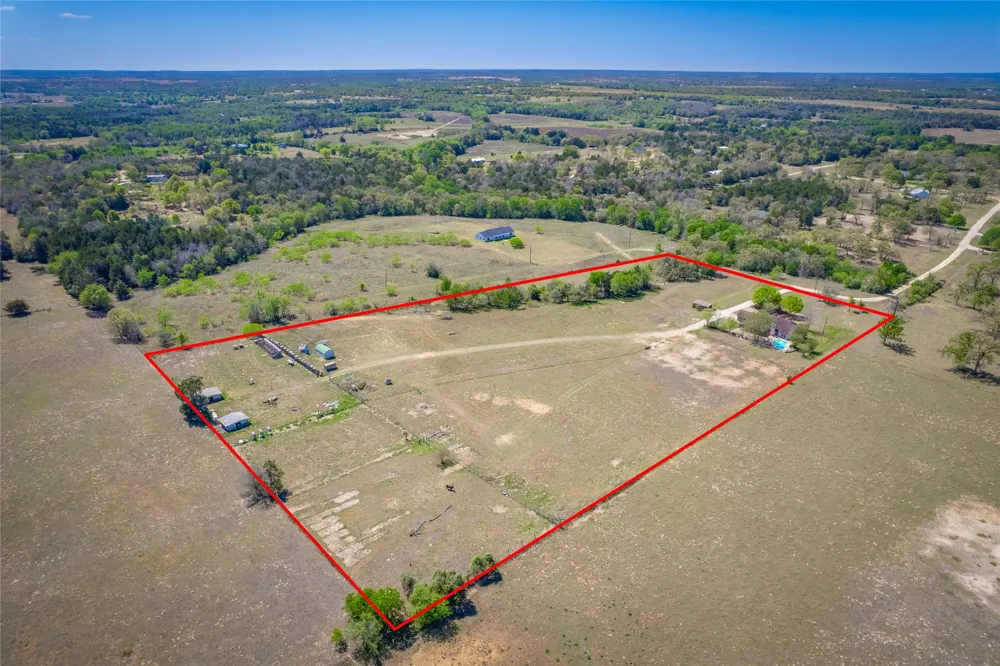 1281 Private Road 7037 Lexington, TX 78947