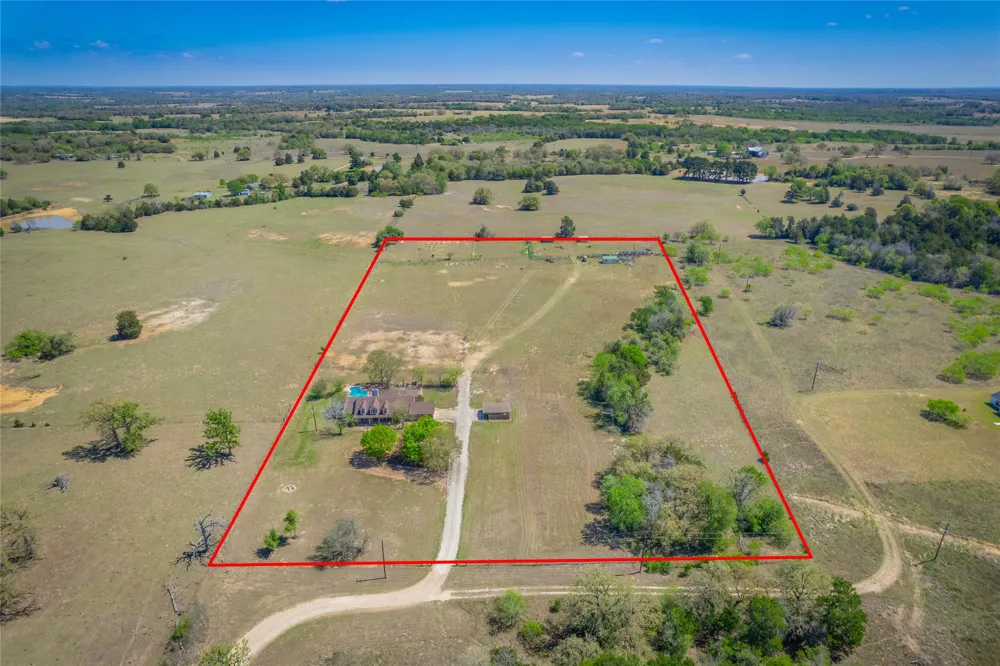 1281 Private Road 7037 Lexington, TX 78947