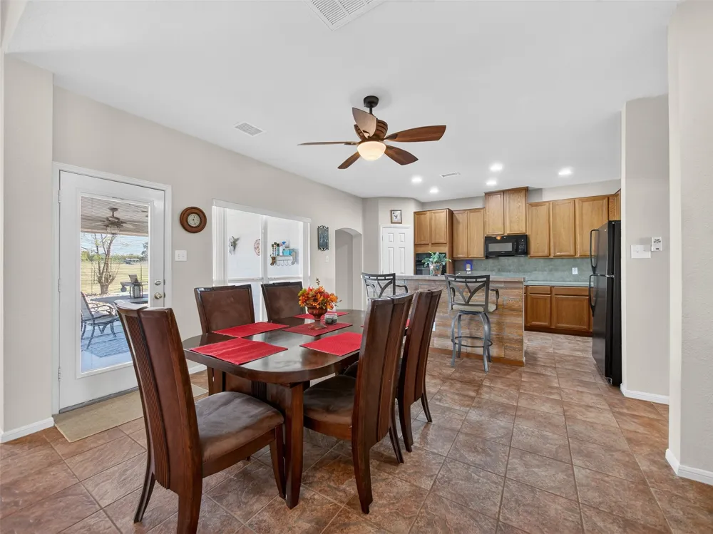 1281 Private Road 7037 Lexington, TX 78947