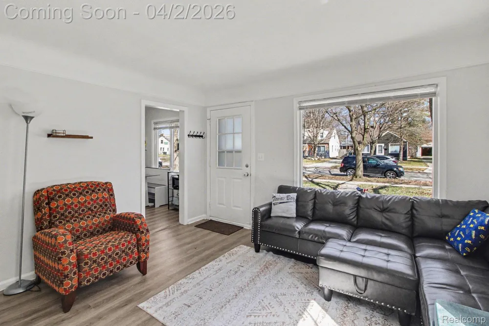 24341 Parklawn Street Oak Park City, MI 48237