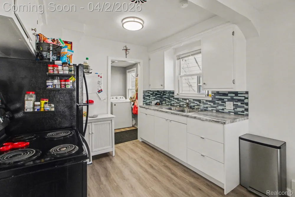 24341 Parklawn Street Oak Park City, MI 48237