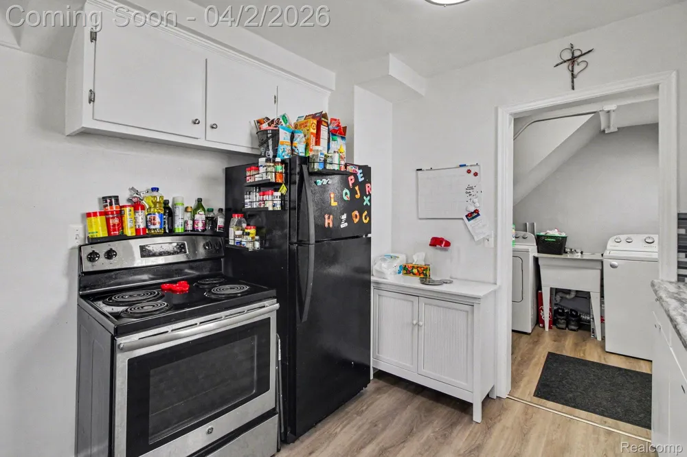 24341 Parklawn Street Oak Park City, MI 48237