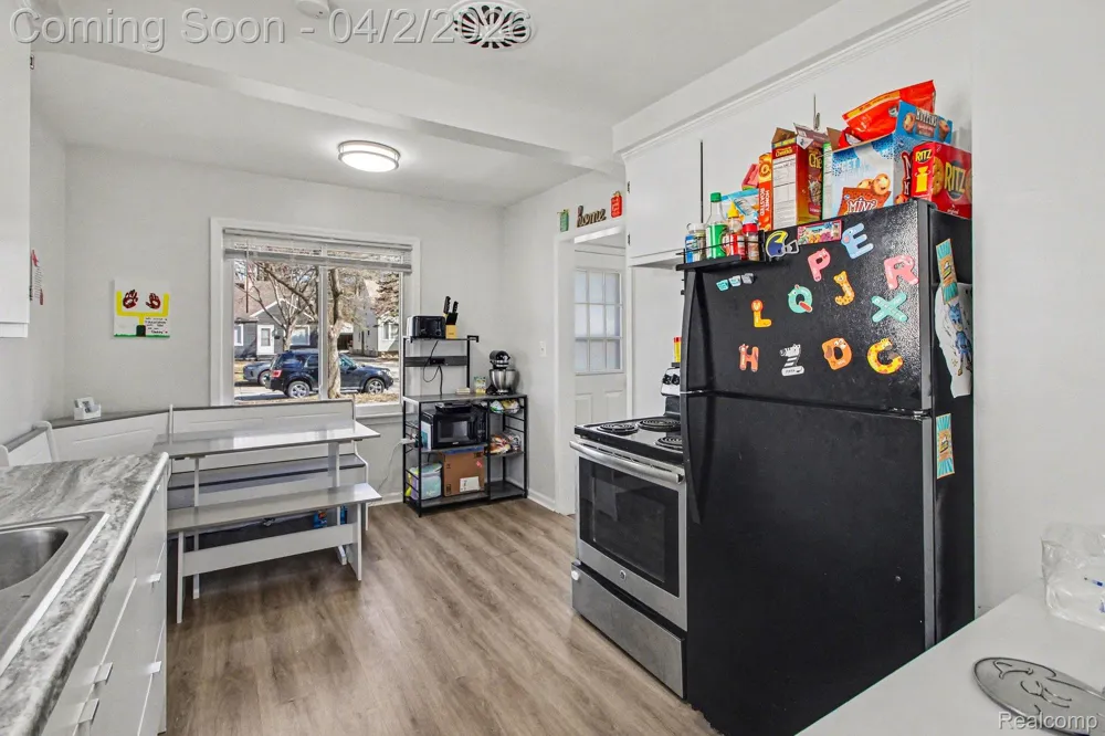 24341 Parklawn Street Oak Park City, MI 48237