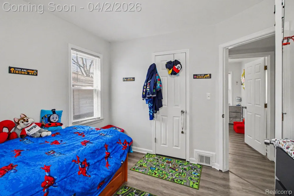 24341 Parklawn Street Oak Park City, MI 48237