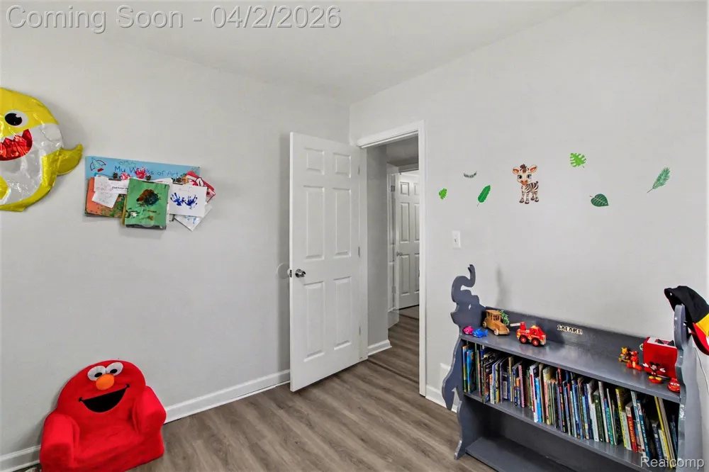 24341 Parklawn Street Oak Park City, MI 48237