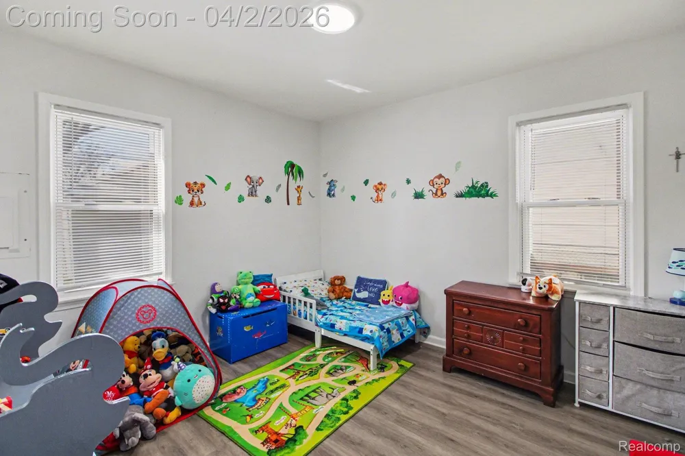 24341 Parklawn Street Oak Park City, MI 48237