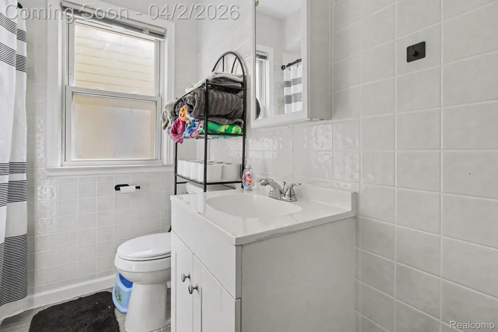 24341 Parklawn Street Oak Park City, MI 48237