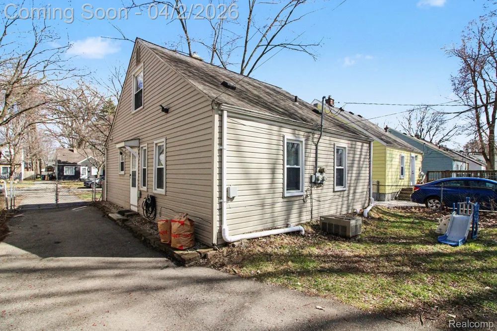 24341 Parklawn Street Oak Park City, MI 48237