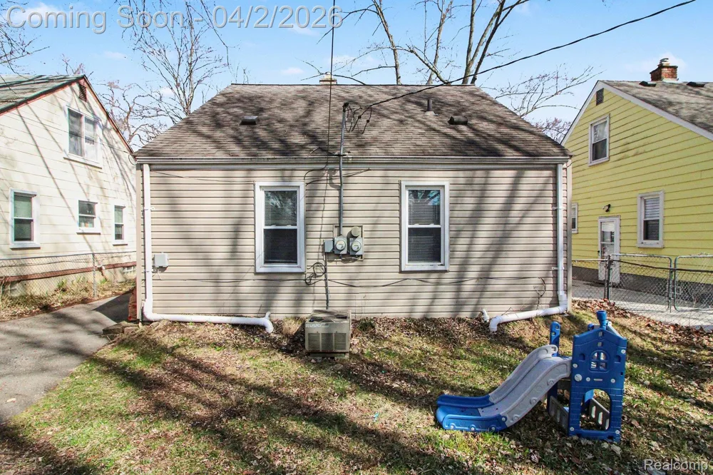 24341 Parklawn Street Oak Park City, MI 48237