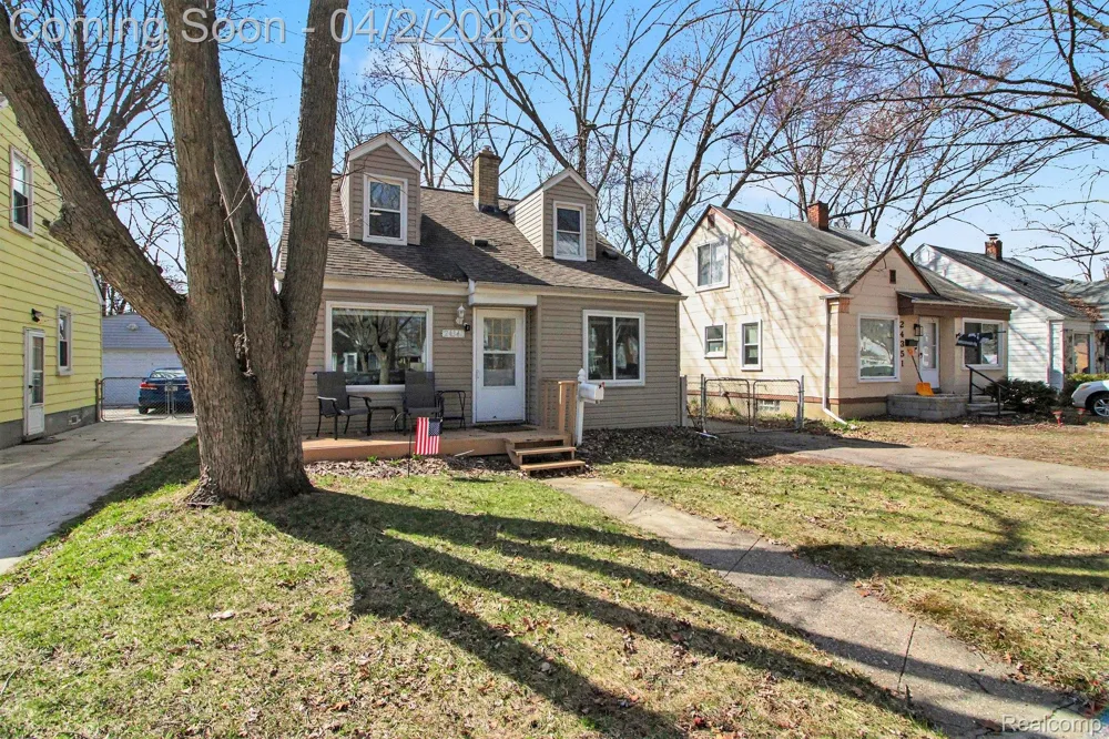 24341 Parklawn Street Oak Park City, MI 48237