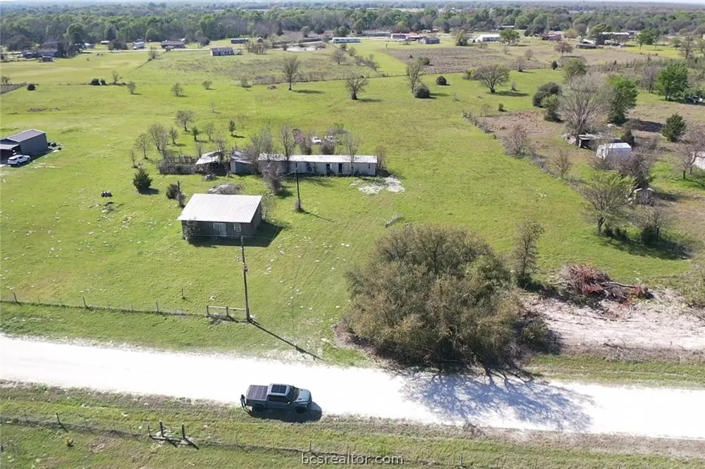 5 Mustang Loop Madisonville, TX 77864