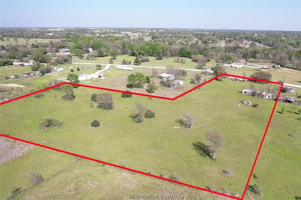 5 Mustang Loop Madisonville, TX 77864